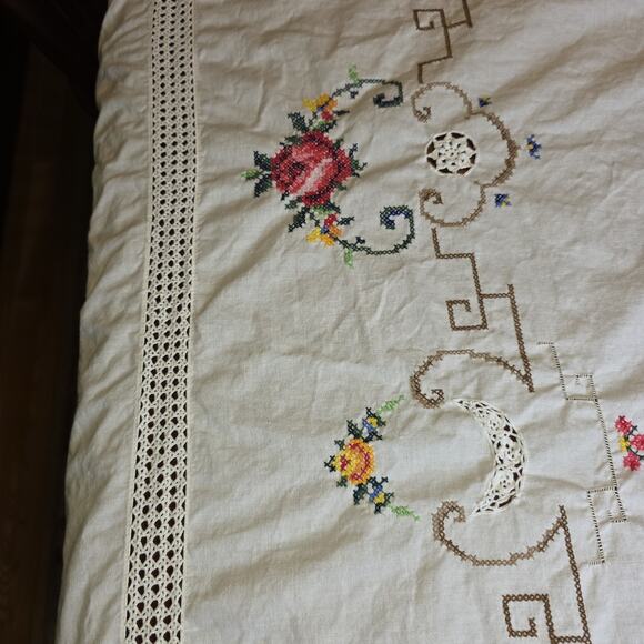 VTG Embroidered Cross Stitch Linen Tablecloth 112x64 White Crochet Edge Handmade - Picture 7 of 16